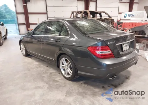 2014 Mercedes-Benz C 300 Luxury 4Matic/Sport 4Matic z USA, uszkodzony, nr VIN WDDGF8AB2EG176371